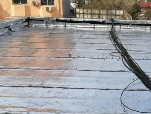 宾阳卫生间漏水维修公司分享下宾阳屋面楼顶防水刚性防水层施工要点。